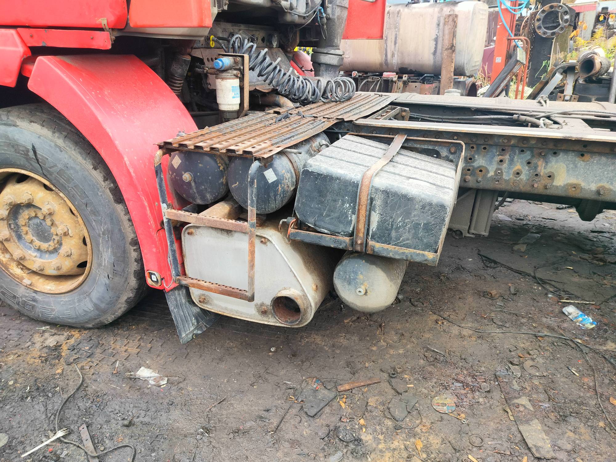 На разборку поступил MAN F2000 2000 г.в. Двигатель D2866LF31 4-х клапанные головки, КПП 16S181 с ретардой, редуктор HY13110 37/12 подвеска рессорная перед, сзади воздух. Кабина высокая, гнилая. Крыша в продаже.